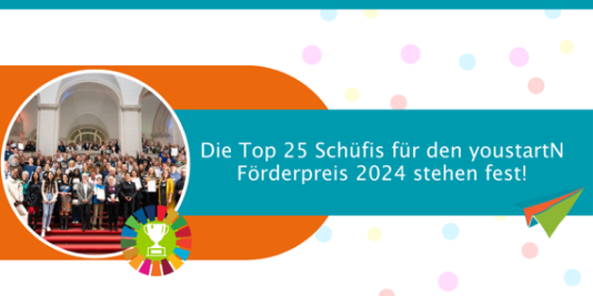 Gruppenbild in einer Grafik mit Pokal, Papierflieger und SDG-Farben. Dazu der Text: Die Top 25 Schüfis für den youstartN Förderpreis 2024 stehen fest!
