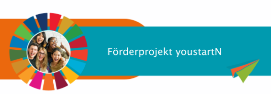 Eine Gruppe junger Menschen lächelt in die Kamera. Das Foto ist rund und von einem bunten Kreis umrahmt. Dazu der Text "Förderpreis youstartN" und eine Grafik eines bunten Papierfliegers.