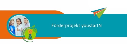 3 Kinder lächeln in die Kamera und zeigen einen Daumen hoch. Außerdem auf dem Bild: Ein bunter Papierflieger, eine Glühbirne und 2 Blätter. Dazu der Schriftzug: Förderprojekt youstartN