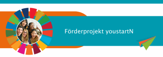 Ein kleines rundes Bild einer Gruppe Menschen, die in die Kamera lächeln. Darum ein bunter Kreis und daneben ein bunter Papierflieger. Auf blauem Hintergrund der Schriftzug: Förderprojekt youstartN