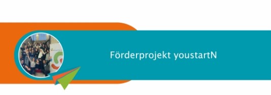 Ein kleines rundes Bild einer Gruppe Menschen, die in die Kamera lächelt. Darunter ein bunter Papierflieger. Auf blauem Hintergrund der Schriftzug: Förderprojekt youstartN.