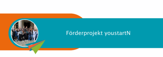 Ein kleines rundes Bild einer Gruppe Menschen, die in die Kamera lächelt. Darunter ein bunter Papierflieger. Auf blauem Hintergrund der Schriftzug: Förderprojekt youstartN