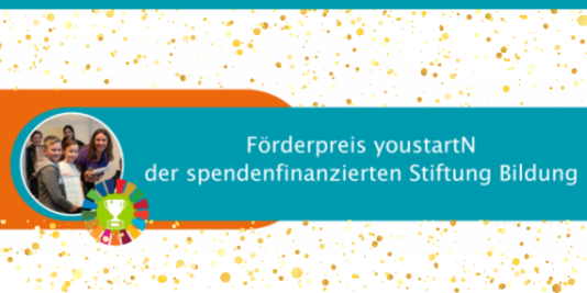 Ein kleines rundes Bild einer Gruppe Menschen, die in die Kamera lächeln. Dazu ein bunter Kreis mit einem Pokal, Konfetti im Hintergrund und auf blauem Hintergrund der Schriftzug: Förderpreis youstartN der spendenfinanzierten Stiftung Bildung