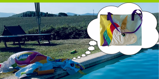 Ein Pool an einem sonnigen Tag. Am rand liegt ein platter Schwimmreifen in Einhornform. Eine Denkblase von diesem zeigt eine Tragetasche, die aus dem gleichen Material wie der Schwimmreifen besteht.